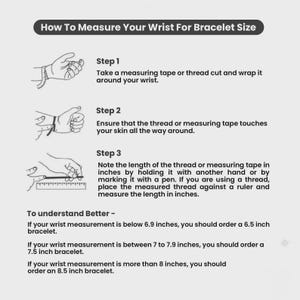 Op de afbeelding: Een instructieve afbeelding met de titel How To Measure Your Wrist For Bracelet Size. Het bevat drie zwart-wit lijntekeningen die de stappen tonen om een pols te meten met een meetlint of draad en een liniaal, met tekstrichtlijnen voor het bestellen van armbanden van 6,5, 7,5 of 8,5 inch.