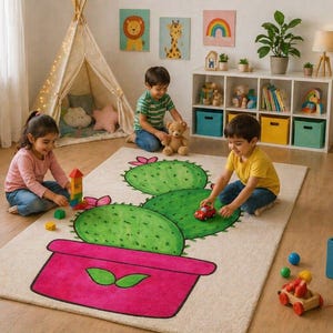 Op de afbeelding: Een speelkamer met drie kinderen die op een groot tapijt spelen. Het tapijt heeft een cactusontwerp in groen en roze. Speelgoed, een tipi en kunstwerken versieren de kamer. Een blauwe zitzak en een houten schildersezel zijn ook aanwezig.