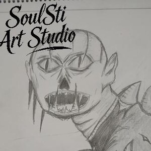 Pu&ograve; includere: Un bozzetto a matita di una creatura con denti affilati, orecchie a punta e sporgenze appuntite sulla schiena. L'opera &egrave; firmata "SoulSti Art Studio" in corsivo.