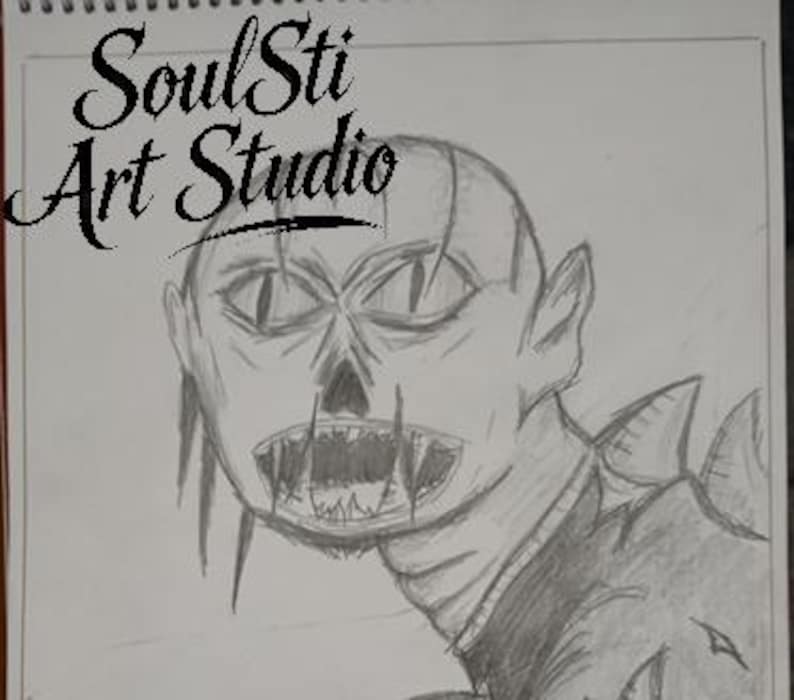 Pu&ograve; includere: Un bozzetto a matita di una creatura con denti affilati, orecchie a punta e sporgenze appuntite sulla schiena. L'opera &egrave; firmata "SoulSti Art Studio" in corsivo.