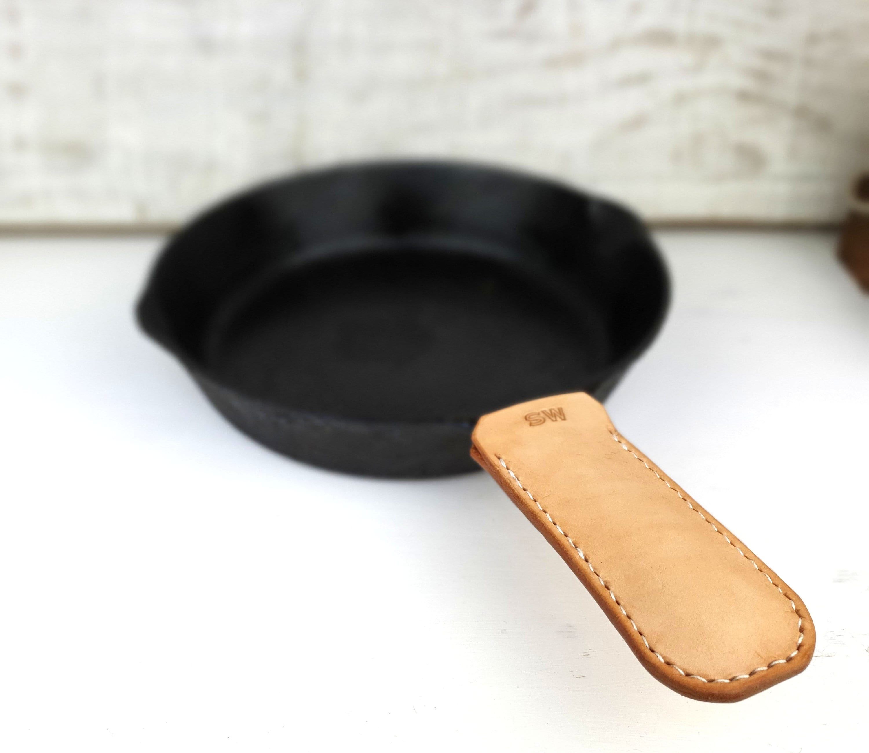 Personalized leather pot holder, SET of 2 leather skillet handle cover case  for Lodge cast iron skillet Z03- LP05C