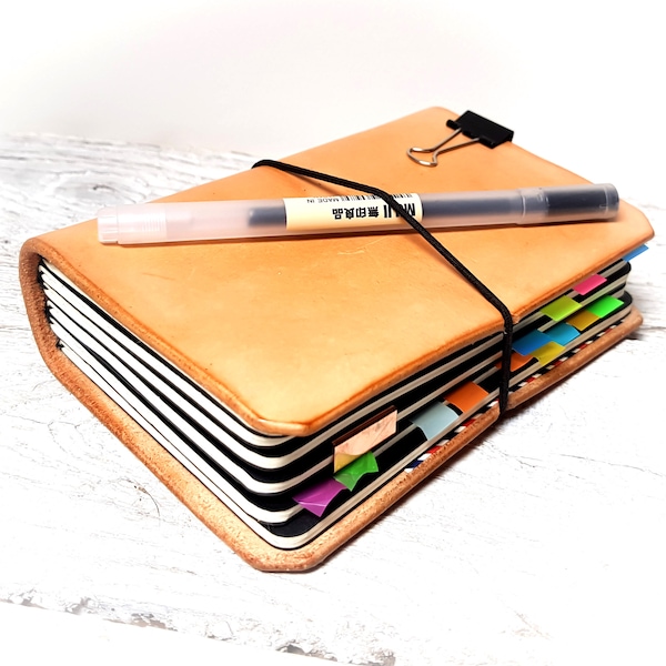 Handgefertigtes Notizbuch Cover aus veganem dunkelbraunem Leder - nachfüllbares Journal, freie Personalisierung
