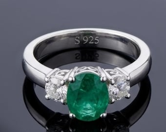 Anillo ovalado de plata de ley con esmeralda, amatista estilo Art Déco vintage y detalles de circonita blanca.