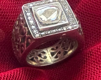 Anillo de sello de plata esterlina para hombre con filigrana y banda decorativa cuadrada con moissanita pavé.