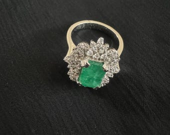 Anillo de cóctel Art Déco con cuarzo verde talla esmeralda y halo estrellado.