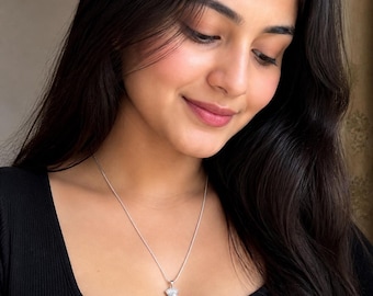 Collar colgante minimalista con elegante dije de circonita cúbica, delicado regalo de joyería para mujer para el día a día.
