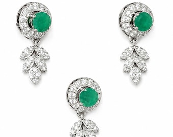 Conjunto de pendientes colgantes de plata de ley con color verde esmeralda natural, joyería nupcial de inspiración vintage.