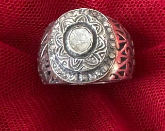 Anillo de sello de plata esterlina para hombre con filigrana y banda decorativa cuadrada con moissanita pavé.