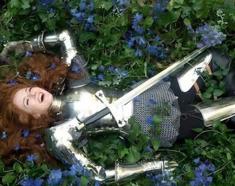 Traje de Armadura de Cavaleira Medieval Feminina | Conjunto de Armadura de Aço Prateado | Roupa de Guerreira Fantasia | Traje de Cosplay Renascentista | Vestuário de Cavaleira Gótica