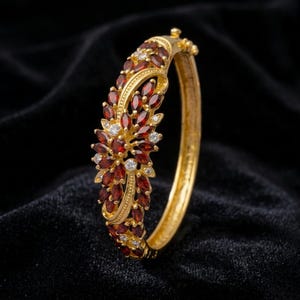 Bracciale rigido con granati, bracciale rigido con grappolo di rubini taglio marquise, bracciale rigido vistoso con foglie floreali placcato oro giallo antico, regalo in stile vittoriano.