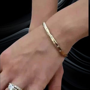 14K Gold Diamant Armreif Scharnierarmband für Frauen, 0,35 Karat rundes Moissanit Locking Scharnierarmband, Statement-Armband, Jubiläumsgeschenk für Sie