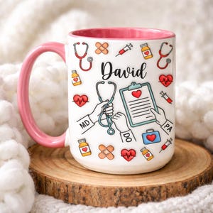 Puede incluir: Un juego de tres tazas de cerámica con un acabado mate moteado. Las tazas son en tonos crema, marrón claro y marrón oscuro. Cada taza tiene un diseño simple y minimalista, ideal para café o té.