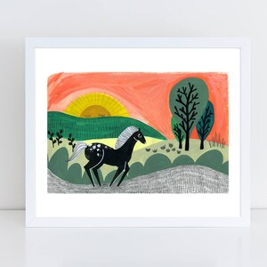 Puede incluir: Un caballo negro con manchas blancas corre por un campo verde con un sol amarillo poni&eacute;ndose detr&aacute;s de &eacute;l. El cielo es naranja y hay &aacute;rboles verdes en el fondo.