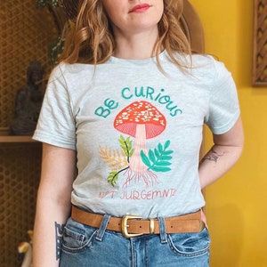 Sei neugierig, nicht wertend T-Shirt, Pilz Shirt, Cottage Kern Kleidung, grafisches T-Shirt, Damen Oberteile, Herren Hemden, Freund Geburtstagsgeschenk