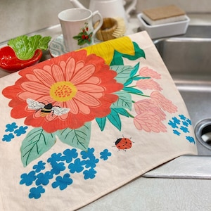 Bee Tea Towel,  Mother&#39;s Day Gift, Colorful Kitchen Towel, Floral Dish Cloth, Cottage Core Decor,Flower Towel, Farmhouse Kitchen Accessories