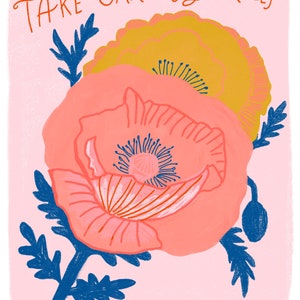 K&ouml;nnte beinhalten: Eine rosa und gelbe Mohnblume mit blauen Bl&auml;ttern auf rosa Hintergrund. Der Text "TAKE CARE OF YOURSELF" ist oben im Bild in Orange geschrieben.