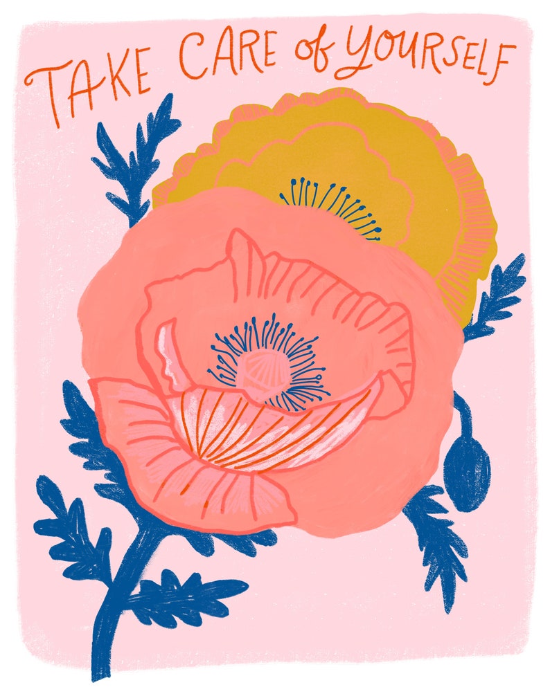 K&ouml;nnte beinhalten: Eine rosa und gelbe Mohnblume mit blauen Bl&auml;ttern auf rosa Hintergrund. Der Text "TAKE CARE OF YOURSELF" ist oben im Bild in Orange geschrieben.