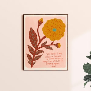 Puede incluir: Una l&aacute;mina enmarcada con una gran flor de color amarillo mostaza con un centro azul verdoso sobre un fondo rosa claro. El tallo es de color rojo oscuro con hojas verdes. El texto dice: Yesterday I was clever, so I wanted to change the world. Today I am wise, so I'm changing myself. -Rumi