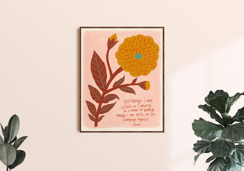 Puede incluir: Una l&aacute;mina enmarcada con una gran flor de color amarillo mostaza con un centro azul verdoso sobre un fondo rosa claro. El tallo es de color rojo oscuro con hojas verdes. El texto dice: Yesterday I was clever, so I wanted to change the world. Today I am wise, so I'm changing myself. -Rumi