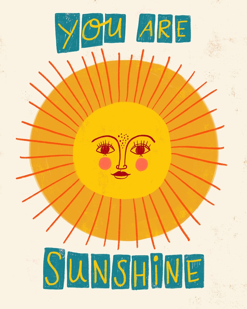K&ouml;nnte beinhalten: Eine gelbe Sonne mit einem l&auml;chelnden Gesicht und orangefarbenen Strahlen. Der Text "YOU ARE SUNSHINE" ist in blauen Buchstaben geschrieben.