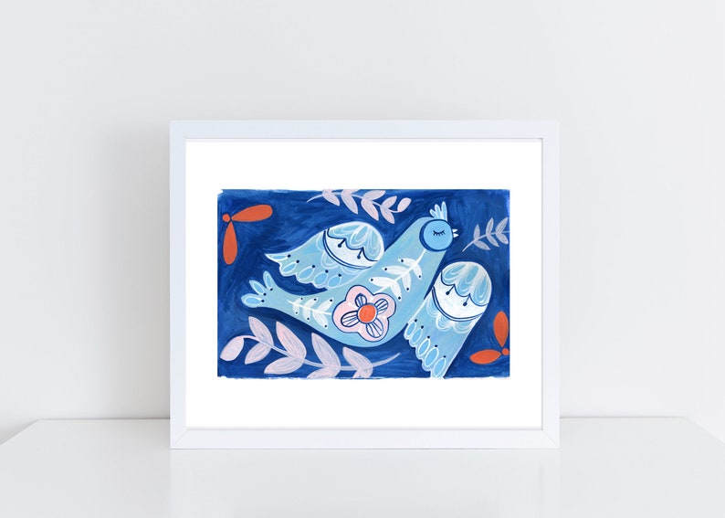 Pode incluir: Uma ilustra&ccedil;&atilde;o emoldurada de dois p&aacute;ssaros azuis com os olhos fechados, uma flor rosa com um centro vermelho e folhas rosa e brancas sobre um fundo azul escuro.