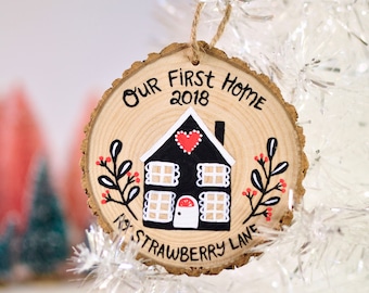 Ons eerste huisornament, nieuw huisornament, Hygge-cadeau, gepersonaliseerd kerstornament, aangepast houten ornament, vakantiedecor, huisgeschenken