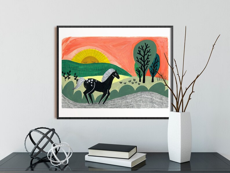 Puede incluir: Un caballo negro con marcas blancas corre por un campo verde con una puesta de sol roja y naranja en el fondo. Hay dos &aacute;rboles verdes en la distancia.