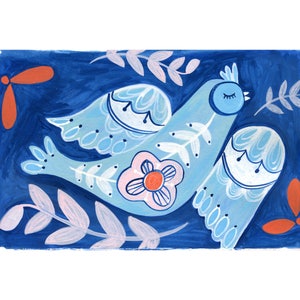 Pode incluir: Um p&aacute;ssaro estilizado azul e branco com uma flor rosa no centro do seu corpo. O p&aacute;ssaro est&aacute; voando sobre um fundo azul escuro com acentos florais brancos e rosa.