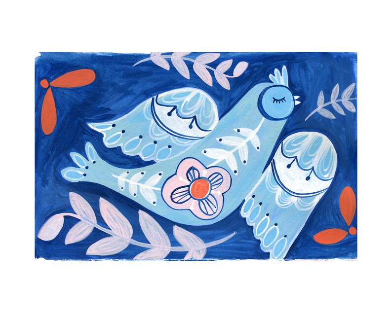 Pode incluir: Um p&aacute;ssaro estilizado azul e branco com uma flor rosa no centro do seu corpo. O p&aacute;ssaro est&aacute; voando sobre um fundo azul escuro com acentos florais brancos e rosa.