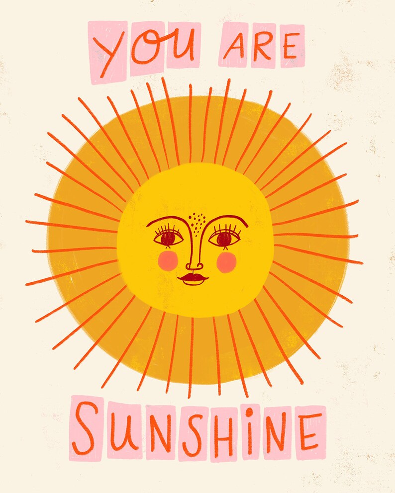 K&ouml;nnte beinhalten: Eine gelbe Sonne mit einem l&auml;chelnden Gesicht und orangefarbenen Strahlen. Der Text "YOU ARE SUNSHINE" ist in rosa Buchstaben unter der Sonne geschrieben.