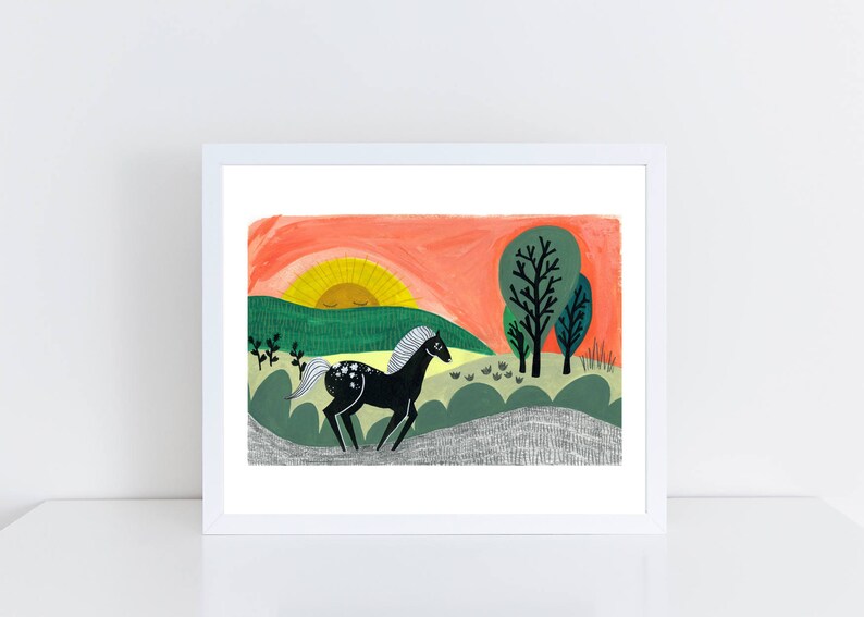 Puede incluir: Un caballo negro con manchas blancas corre por un campo verde con un sol amarillo poni&eacute;ndose detr&aacute;s de &eacute;l. El cielo es naranja y hay &aacute;rboles verdes en el fondo.