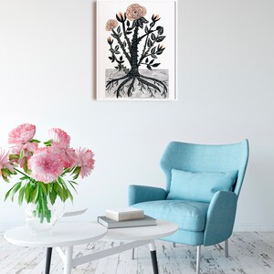 K&ouml;nnte beinhalten: Eine gerahmte Schwarzwei&szlig;illustration eines Rosenbusches mit rosa Bl&uuml;ten und Dornen. Die Wurzeln des Busches sind unter der Erde sichtbar.