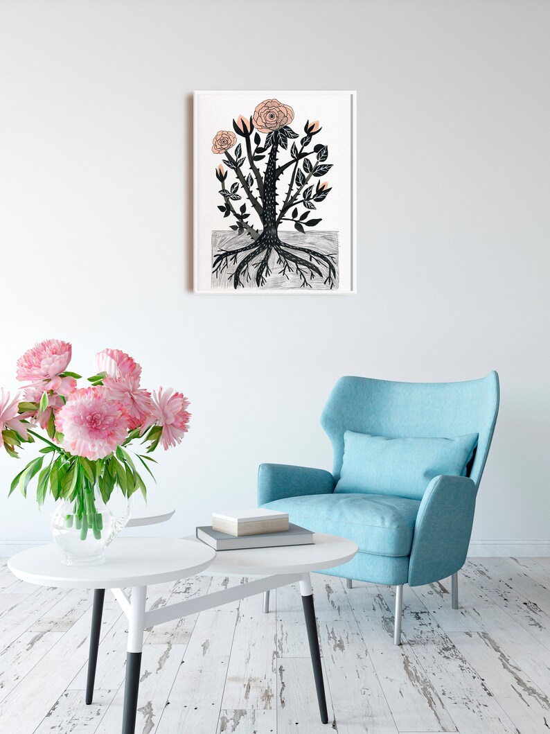K&ouml;nnte beinhalten: Eine gerahmte Schwarzwei&szlig;illustration eines Rosenbusches mit rosa Bl&uuml;ten und Dornen. Die Wurzeln des Busches sind unter der Erde sichtbar.
