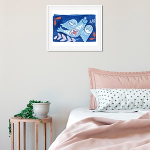 Pode incluir: Uma impress&atilde;o emoldurada de um p&aacute;ssaro azul com uma flor e folhas sobre um fundo azul escuro. O p&aacute;ssaro &eacute; estilizado e tem um toque caprichoso.