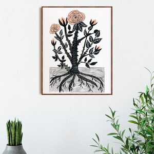 K&ouml;nnte beinhalten: Eine gerahmte Schwarzwei&szlig;illustration eines Rosenbusches mit rosa Rosen und Dornen. Die Wurzeln des Busches sind am unteren Rand des Bildes sichtbar.
