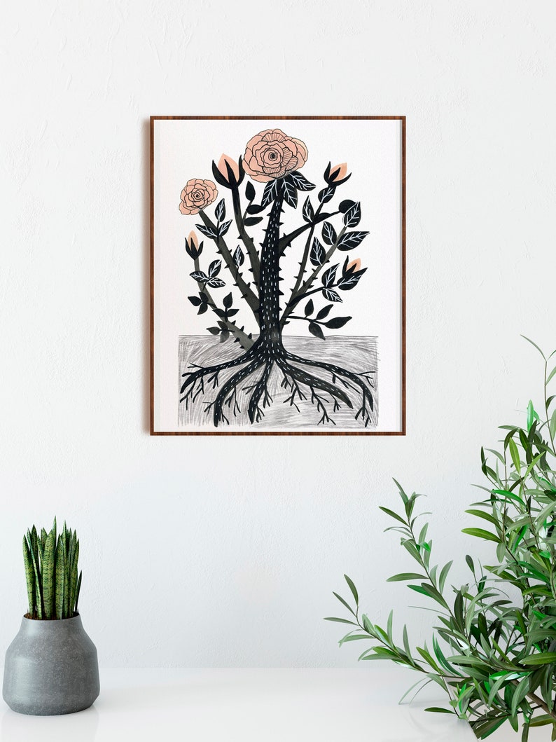 K&ouml;nnte beinhalten: Eine gerahmte Schwarzwei&szlig;illustration eines Rosenbusches mit rosa Rosen und Dornen. Die Wurzeln des Busches sind am unteren Rand des Bildes sichtbar.