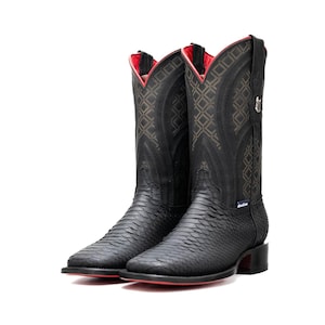 Könnte beinhalten: Ein Paar schwarze Cowboy-Stiefel mit einem strukturierten Schlangenmuster. Die Stiefel haben ein rotes Innenfutter und eine rote Sohle mit dekorativen Nähten am Schaft. Der Absatz ist quadratisch und die Spitze ist spitz.