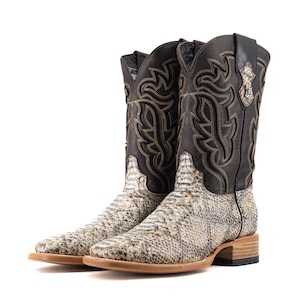 Könnte beinhalten: Cowboy-Stiefel mit Schlangenmuster am Fuß und einem Obermaterial aus dunkelbraunem Leder. Die Stiefel haben dekorative Nähte und eine eckige Zehenpartie. Die Sohlen sind hellbraun.