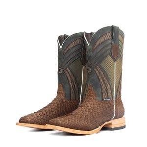 Könnte beinhalten: Ein Paar braune Cowboy-Stiefel mit einem strukturierten Schlangenhautmuster am unteren Teil und einem dunkelgrünen und braunen Design am oberen Schaft. Die Stiefel haben eine eckige Spitze und eine weiße Akzentlinie.