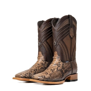 Könnte beinhalten: Ein Paar braune Leder-Cowboystiefel mit Schlangenmuster auf dem Fuß und einem dunkleren braunen Schaft. Die Stiefel haben eine eckige Spitze und einen gestapelten Absatz. Der Schaft hat dekorative Nähte und eine Zuglasche.