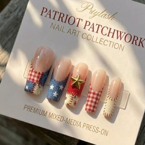 Op de afbeelding: Een set van vijf persnagels met een patriottisch patchwork-ontwerp. De nagels hebben een mix van rode, witte en blauwe patronen, waaronder sterren, ruitjes en een gouden steraccent. De tekst "PATRIOT PATCHWORK NAIL ART COLLECTION" is zichtbaar.