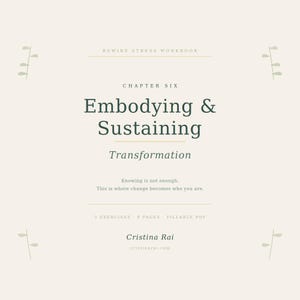 K&ouml;nnte beinhalten: Ein cremefarbenes Arbeitsbuchcover mit dem Titel "Embodying & Sustaining Transformation" in Dunkelgr&uuml;n. Der Name des Autors, Cristina Rai, und die Website stehen unten. Das Arbeitsbuch wird als 3 &Uuml;bungen und 9 Seiten beschrieben. Der Text "Rewire Stress Workbook" steht oben.