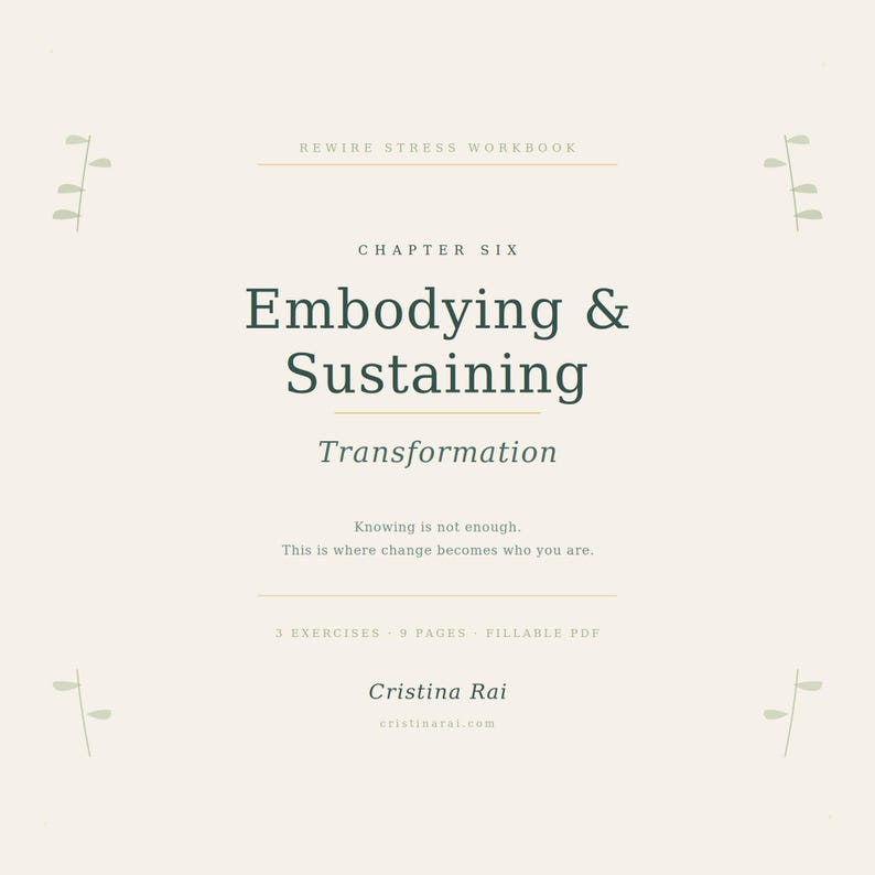 K&ouml;nnte beinhalten: Ein cremefarbenes Arbeitsbuchcover mit dem Titel "Embodying & Sustaining Transformation" in Dunkelgr&uuml;n. Der Name des Autors, Cristina Rai, und die Website stehen unten. Das Arbeitsbuch wird als 3 &Uuml;bungen und 9 Seiten beschrieben. Der Text "Rewire Stress Workbook" steht oben.