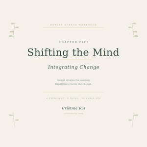 K&ouml;nnte beinhalten: Ein Arbeitsbuchcover mit dem Titel "Shifting the Mind" und dem Untertitel "Integrating Change". Das Cover ist hellbeige mit gr&uuml;nem Text und dekorativen Bl&auml;ttern. Der Name der Autorin, Cristina Rai, und ihre Website sind ebenfalls abgebildet.