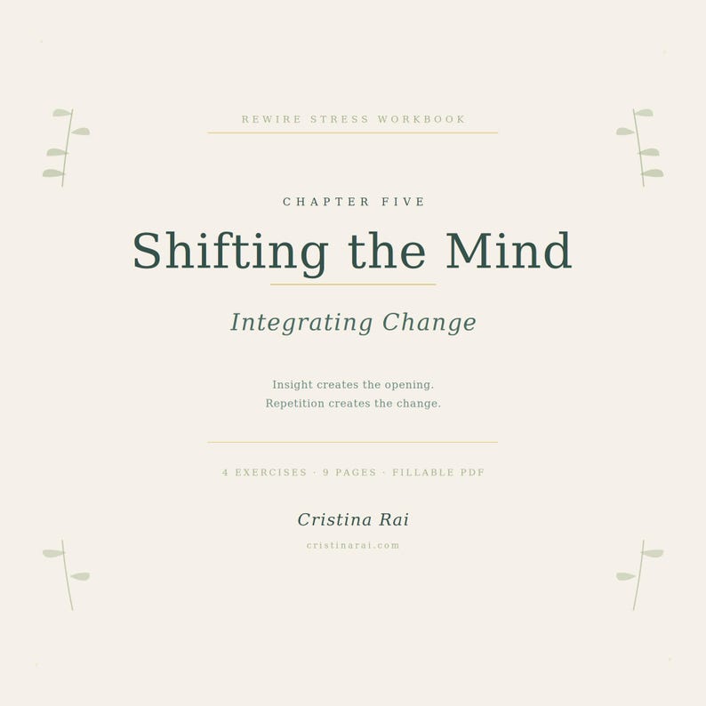 K&ouml;nnte beinhalten: Ein Arbeitsbuchcover mit dem Titel "Shifting the Mind" und dem Untertitel "Integrating Change". Das Cover ist hellbeige mit gr&uuml;nem Text und dekorativen Bl&auml;ttern. Der Name der Autorin, Cristina Rai, und ihre Website sind ebenfalls abgebildet.