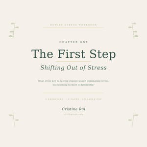 K&ouml;nnte beinhalten: Ein Arbeitsbuchcover mit dem Titel "The First Step" in dunkelgr&uuml;ner Schrift. Der Untertitel lautet "Shifting Out of Stress". Das Cover enth&auml;lt auch den Text "Rewire Stress Workbook", "Chapter One" und den Namen des Autors, Cristina Rai.
