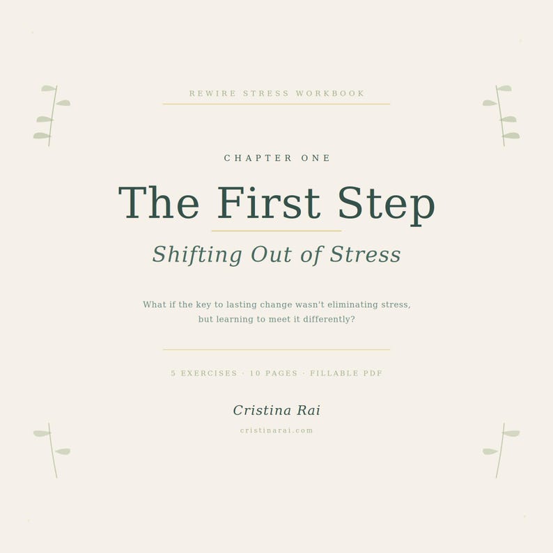K&ouml;nnte beinhalten: Ein Arbeitsbuchcover mit dem Titel "The First Step" in dunkelgr&uuml;ner Schrift. Der Untertitel lautet "Shifting Out of Stress". Das Cover enth&auml;lt auch den Text "Rewire Stress Workbook", "Chapter One" und den Namen des Autors, Cristina Rai.