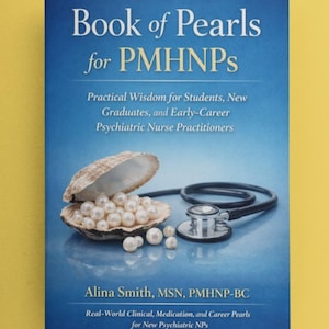 Pu&ograve; includere: Un libro intitolato "Book of Pearls for PMHNPs" con una copertina blu, con una conchiglia aperta piena di perle e uno stetoscopio. Il libro &egrave; per infermieri psichiatrici.