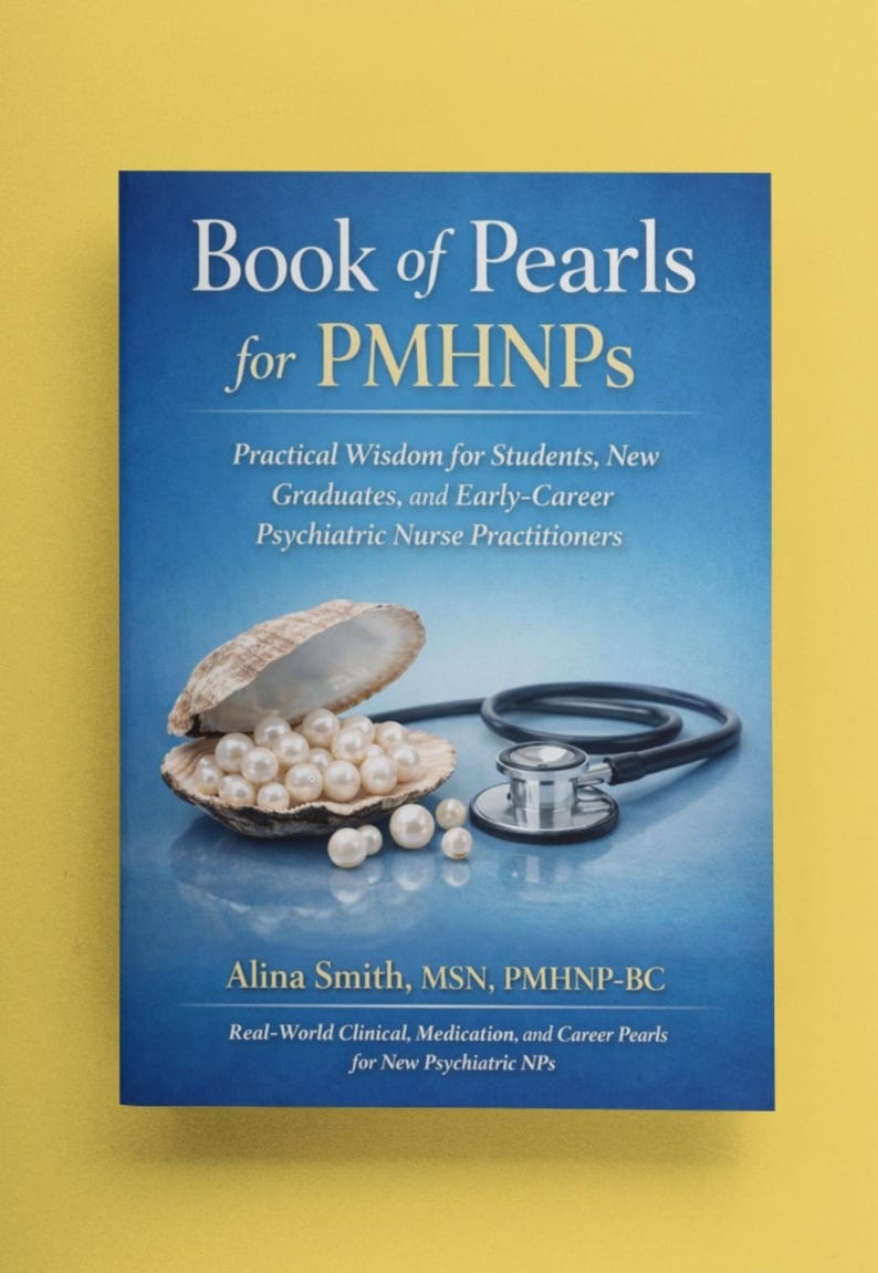 Pu&ograve; includere: Un libro intitolato "Book of Pearls for PMHNPs" con una copertina blu, con una conchiglia aperta piena di perle e uno stetoscopio. Il libro &egrave; per infermieri psichiatrici.