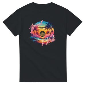 Puede incluir: Camiseta negra con un dise&ntilde;o de playa colorido. El gr&aacute;fico incluye palmeras, una puesta de sol y las palabras "Beach Vibes" en una fuente de ne&oacute;n. Tambi&eacute;n presenta una silueta de paisaje urbano y olas del oc&eacute;ano.